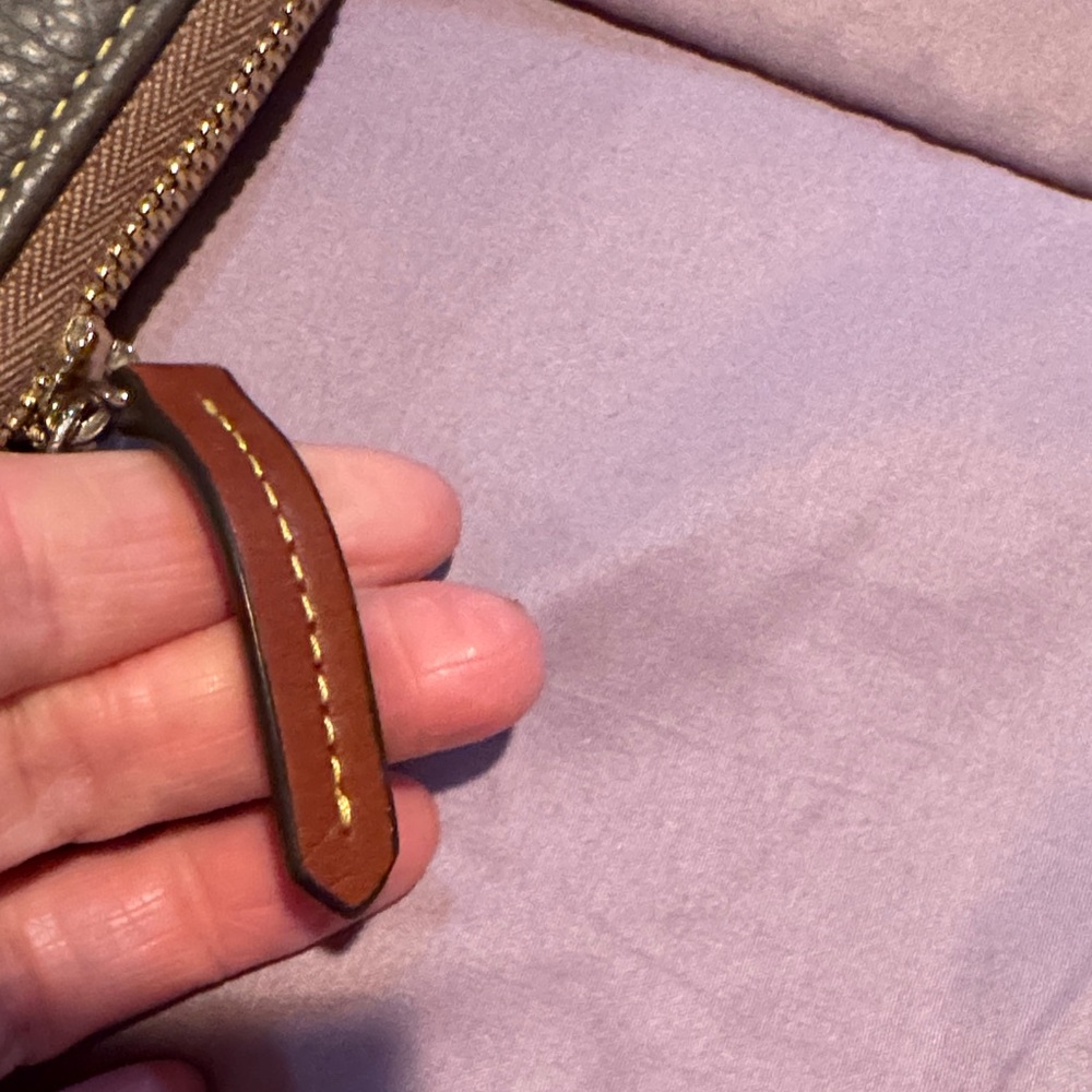Dooney & Bourke Olive Textured Wallet. Beautiful condition - Picture 3 of 10